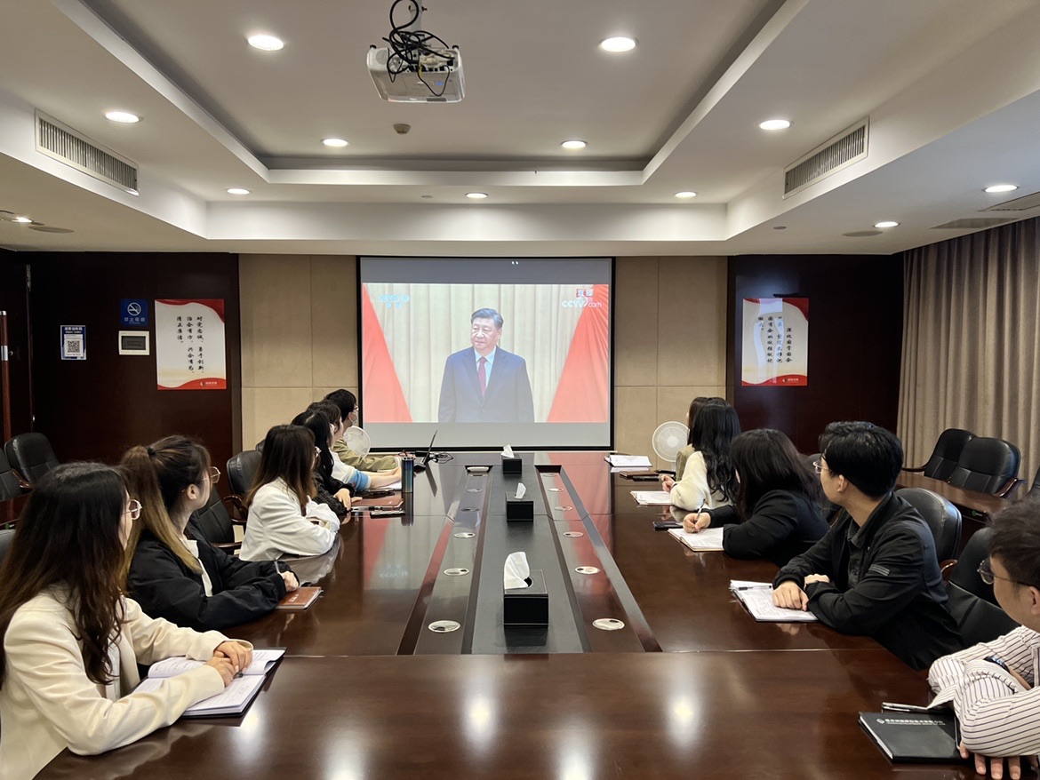 乐动组织团员青年集中观看庆祝中国共产主义青年团成立100周年大会